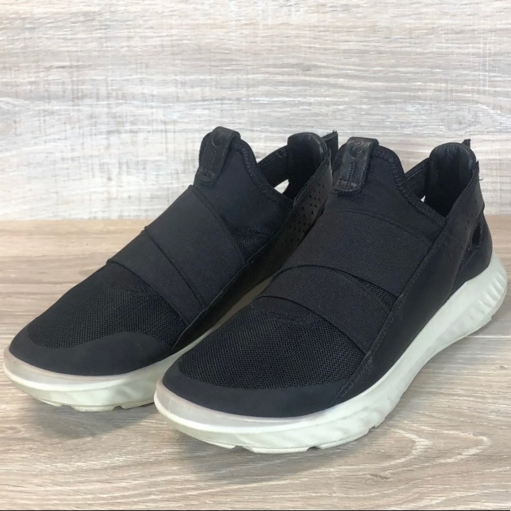 Ecco ST1 Crafted from a combination of sporty textiles & full-grain leather